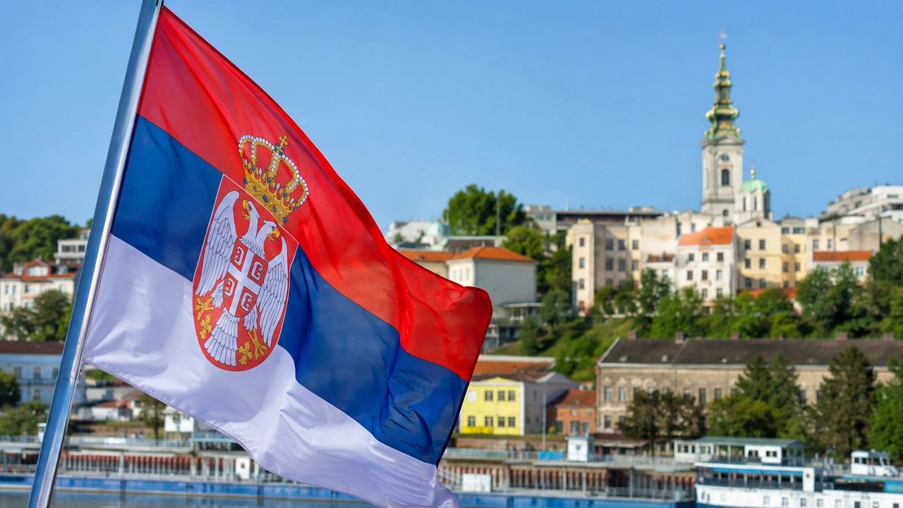 Российским туристам грозит отмена безвизового режима с Сербией