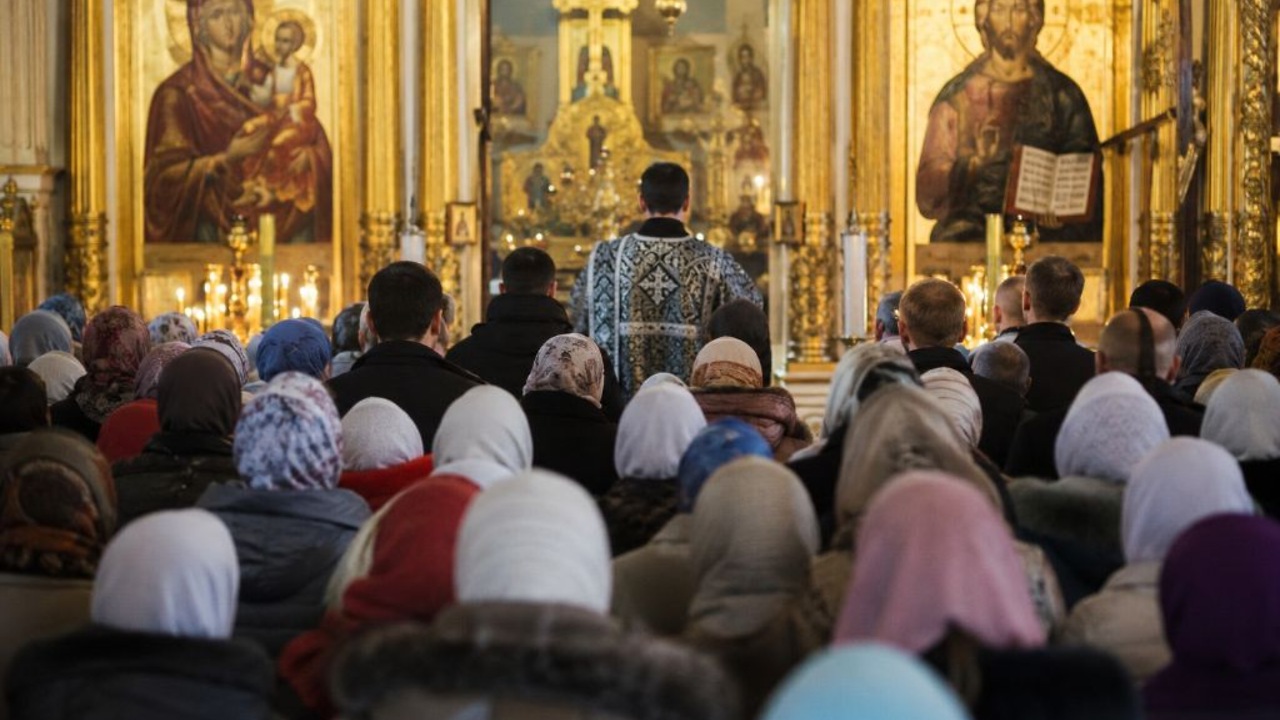В РПЦ объяснили, почему верующие должны стоять на ногах в церкви