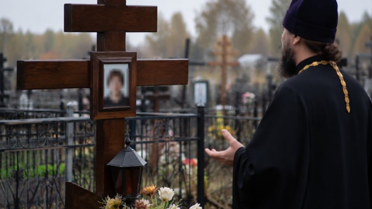 Богословы объяснили, грозят ли беды при размещении фото на могильном кресте