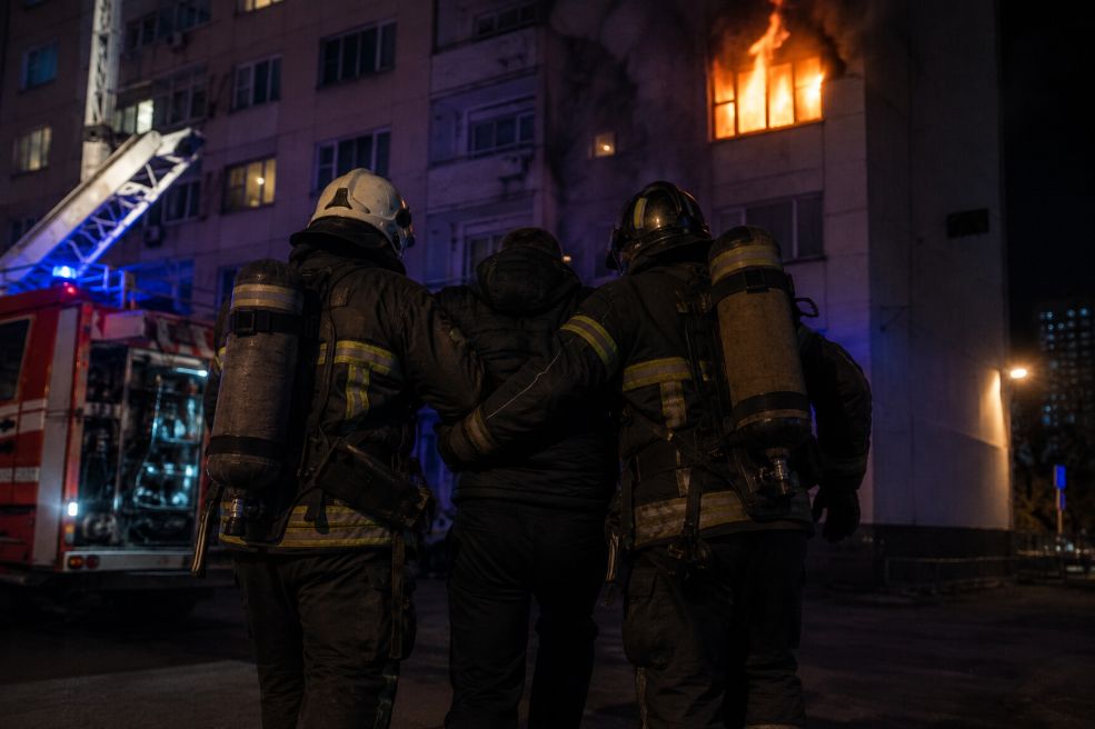 В Новосибирске спасатели вынесли мужчину из охваченной огнем квартиры в 17-этажном здании